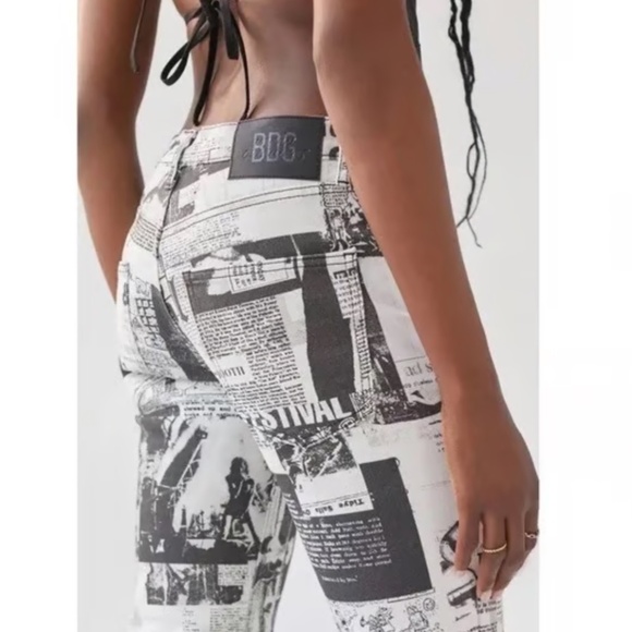 Urban Outfitters BDG Low-Rise Flare Jeans in Newspaper Print, Size 26 (NWT) - Picture 4 of 8
